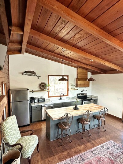 Cozy 2-Bedroom River Front Cabin in Columbus, MS