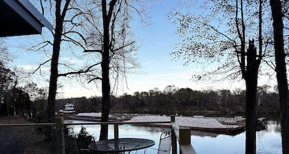 Cozy 2-Bedroom River Front Cabin in Columbus, MS