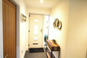 House | Interior - 2 Bed Bungalow - Enclosed Garden - Wheel Chair Acc (Rotherham)