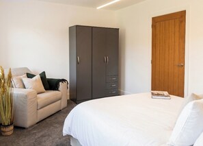 2 bedrooms, iron/ironing board, free WiFi, bed sheets - 2 Bed, Sleeps 4, Pet Friendly, Free Parking (Rotherham)