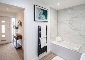 Combined shower/tub, deep soaking tub, hair dryer, towels - 2 Bed, Sleeps 4, Pet Friendly, Free Parking (Rotherham)