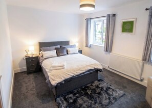 2 bedrooms, iron/ironing board, free WiFi, bed sheets - 2 Bed, Sleeps 4, Pet Friendly, Free Parking (Rotherham)
