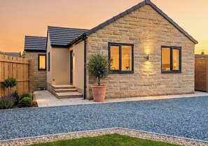 Exterior - 2 Bed, Sleeps 4, Pet Friendly, Free Parking (Rotherham)