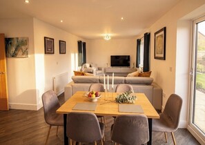 Dining - 2 Bed, Sleeps 4, Pet Friendly, Free Parking (Rotherham)