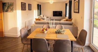 2 Bed, Sleeps 4, Pet Friendly, Free Parking