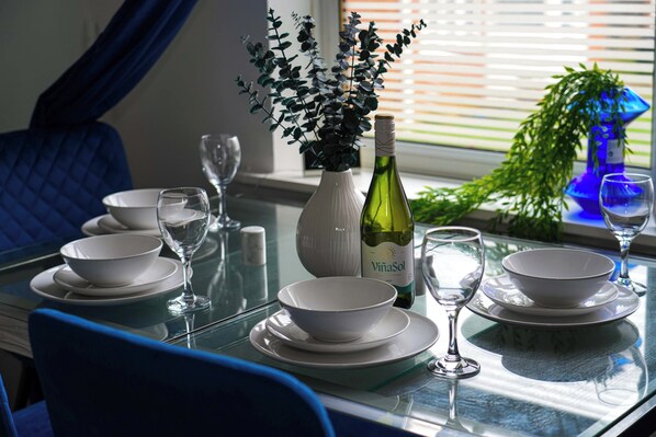 House | Dining - Milton Keynes Home - Sleeps 4 - Parking (Milton Keynes)