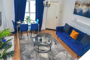 House | Living area | TV - Milton Keynes Home - Sleeps 4 - Parking (Milton Keynes)