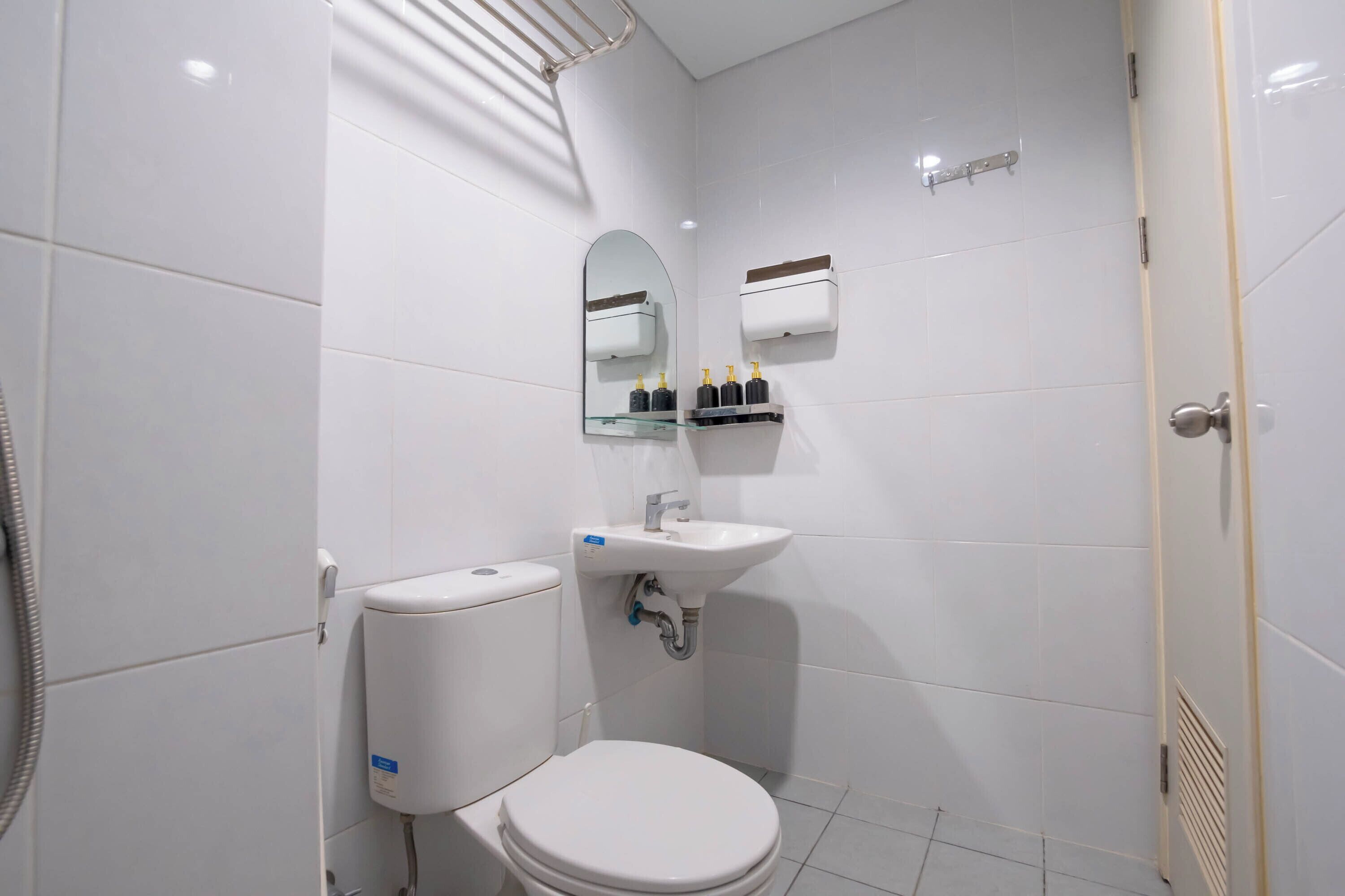 Un baño moderno con inodoro, lavabo y ducha.