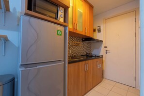 Deluxe Studio, City View | Private kitchen - Apartemen Patra Land Urbano By Abdihome (Bekasi)