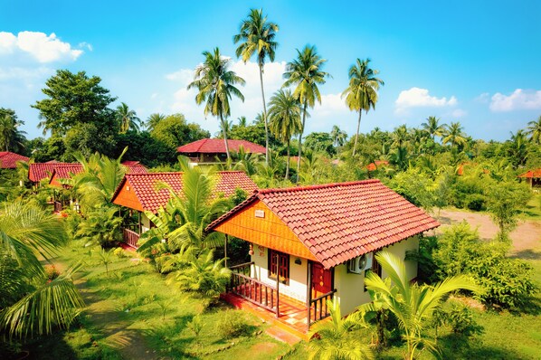 Habitación individual familiar, balcón, vista al jardín | Escritorio, espacio para trabajar con laptop y wifi gratis 