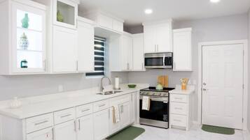 Fridge, oven, stovetop, cookware/dishes/utensils