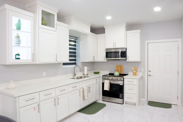 Fridge, oven, stovetop, cookware/dishes/utensils