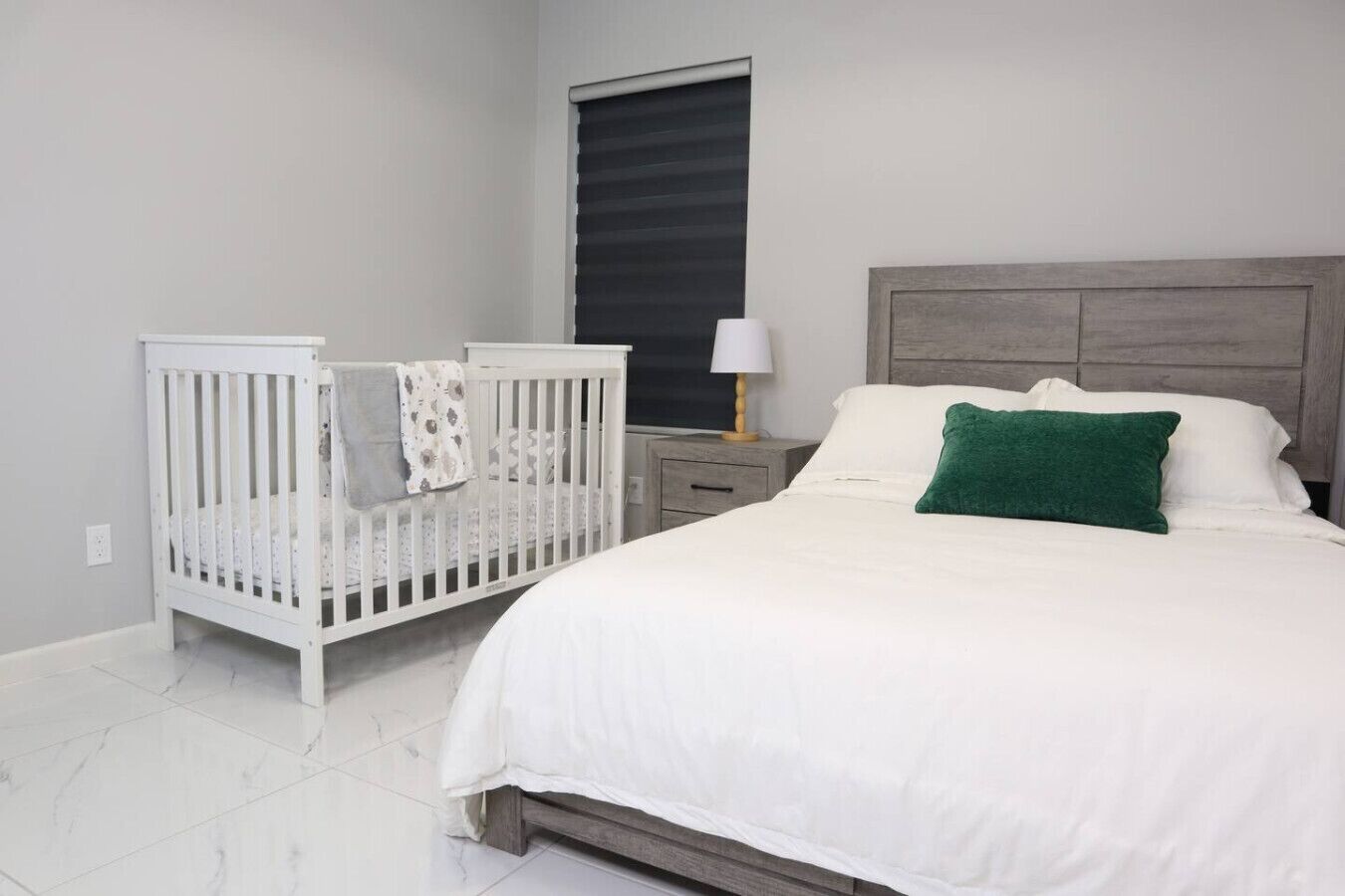 3 habitaciones, tabla de planchar con plancha, cuna de viaje y wifi 