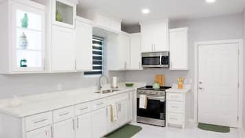 Refrigerador, horno, parrilla de estufa y utensilios de cocina