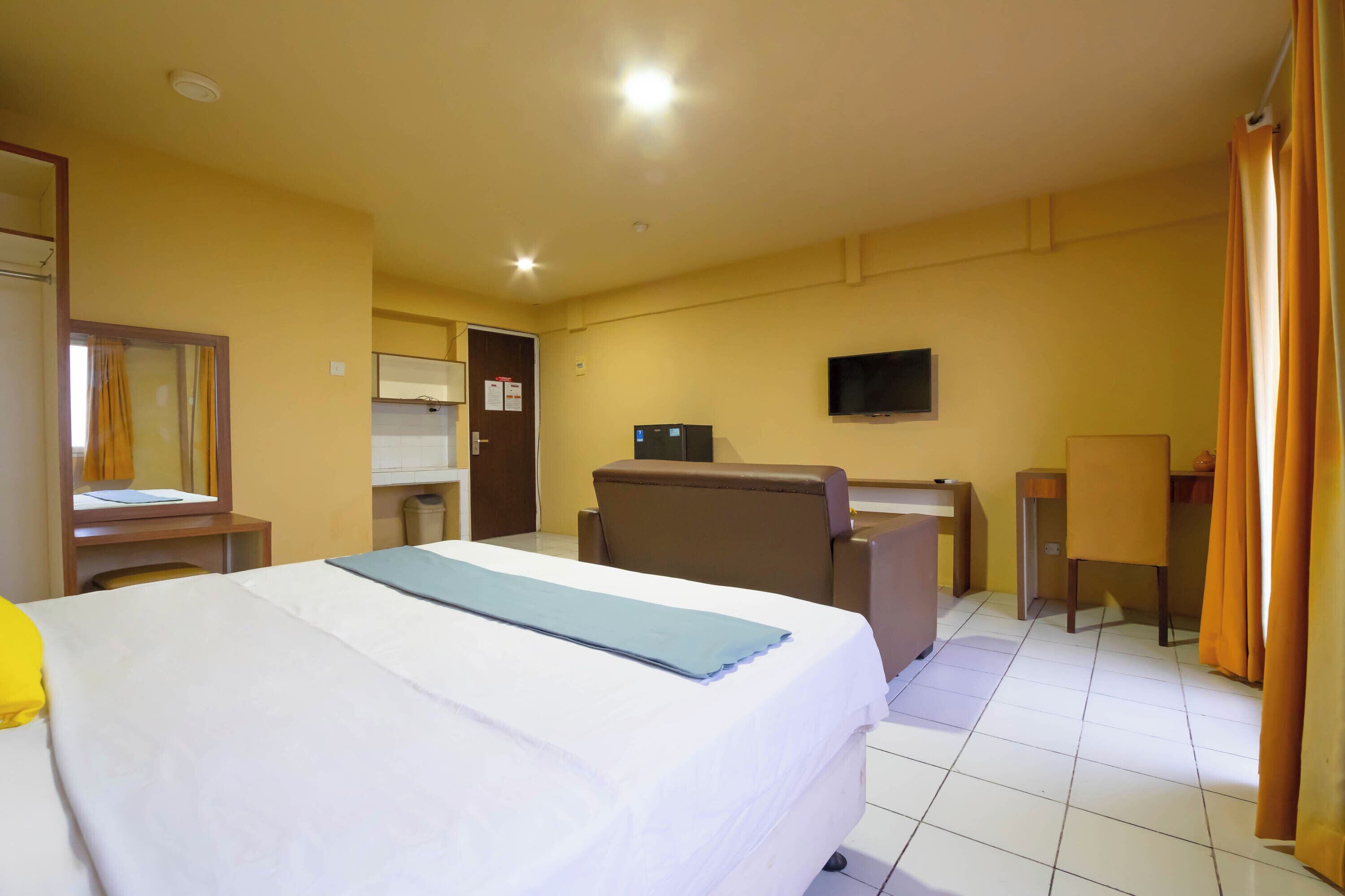 Deluxe Studio Suite, Balcony, City View | Desk, laptop workspace