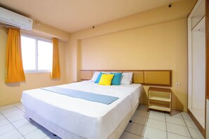 Suite estudio Deluxe, balcón, vistas a la ciudad | Escritorio y espacio para trabajar con un portátil