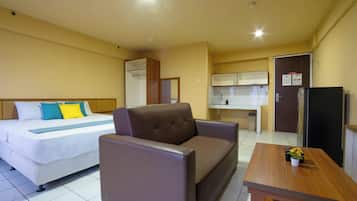 Escritorio y espacio para trabajar con laptop