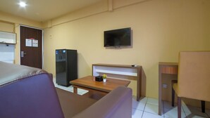 Studio Suite Deluks, balkon, pemandangan kota | Area keluarga | TV layar datar