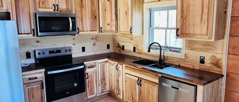 Microondas, horno, parrilla de estufa y lavavajillas