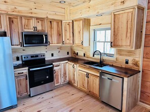Microwave, oven, stovetop, dishwasher - Charming 3-bedroom cabin with WiFi, in Tullahoma out at Tim’s Ford Lake. (Tullahoma)