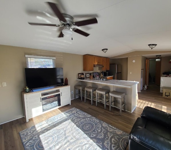 Smart TV, fireplace