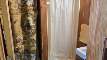 Suihku, pyyhkeet, saippua, vessapaperi