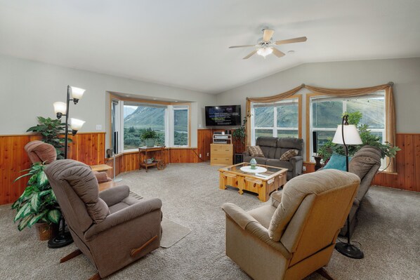 Smart TV - Spacious 4-bedroom 3 bathroom house- 10 miles from Yellowstone (Gardiner)