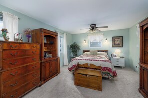 4 bedrooms, WiFi, bed sheets - Spacious 4-bedroom 3 bathroom house- 10 miles from Yellowstone (Gardiner)