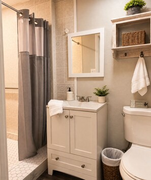 Shower, hair dryer, towels, soap - Pet-Friendly 1BR • Near UT Medical & Downtown • Quiet Stay with Parking (Knoxville)