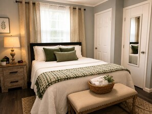 1 bedroom, iron/ironing board, free WiFi, bed sheets - Pet-Friendly 1BR • Near UT Medical & Downtown • Quiet Stay with Parking (Knoxville)