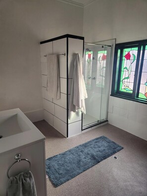 Dusche, Handtücher, Toilettenpapier