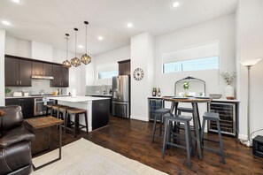 Fridge, microwave, dishwasher, coffee/tea maker - 5min to Downtown - City Views - Rooftop (Houston)