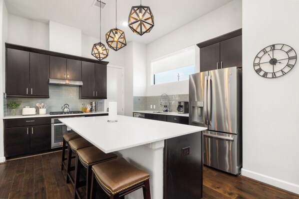 Fridge, microwave, dishwasher, coffee/tea maker - 5min to Downtown - City Views - Rooftop (Houston)