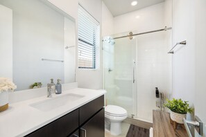 Hårføner, håndklær, såpe og sjampo