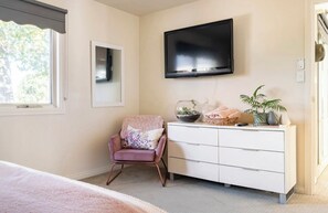 3 bedrooms, iron/ironing board, WiFi, bed sheets - Delightfully stays is walking distance to Main Street in a quiet location  (Creswick)