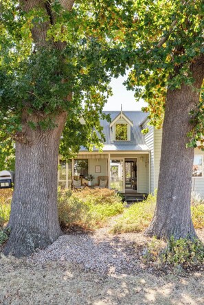 Exterior - Delightfully stays is walking distance to Main Street in a quiet location  (Creswick)