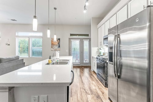 Cozy 2BR Suite Close to Downtown w Fast Wifi