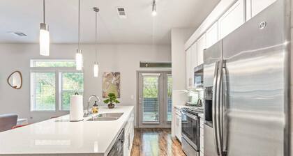Homey 2BR Suite Close to Downtown w Fast Wifi
