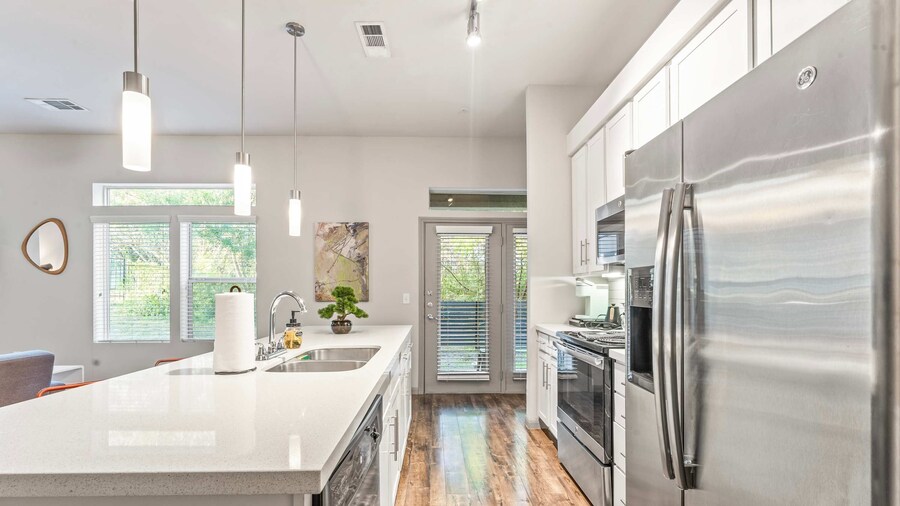 Homey 2BR Suite Close to Downtown w Fast Wifi