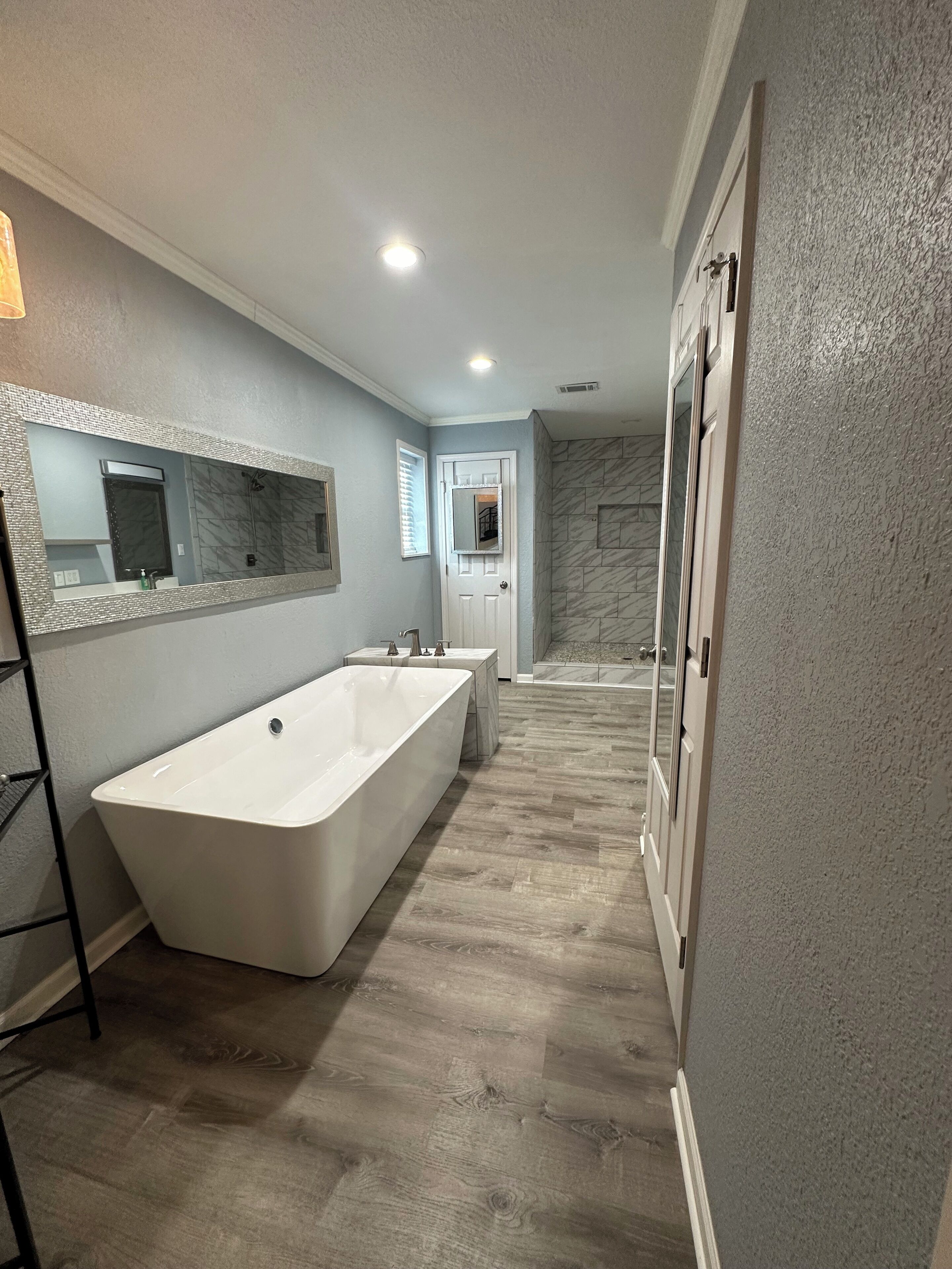 Douche, sèche-cheveux, serviettes fournies, savon