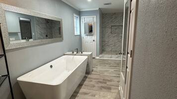 Douche, sèche-cheveux, serviettes fournies, savon