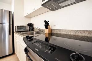 Réfrigérateur, micro-ondes, four, plaque de cuisson
