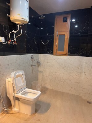 Shower, bathrobes, slippers, towels - Redrosecottages  (Manali)