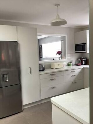 Fridge, microwave, oven, stovetop - Hosts on the Coast Casement Fun (Whangamata)