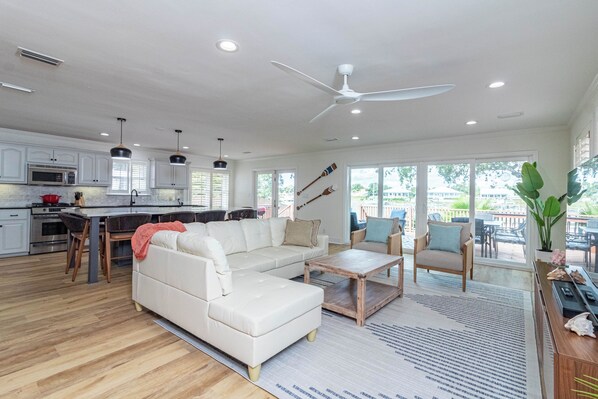 Smart TV, fireplace, stereo