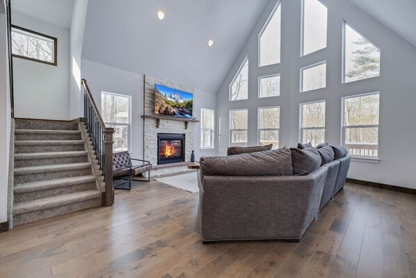 Smart TV, fireplace, video games, table tennis - Poconos Masthope 4BR Ski Big Bear Sauna-Lake-Pools (Lackawaxen)