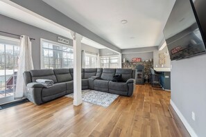 Smart TV, books, computer monitors, printers - Take a break and unwind at Plymouth Lakefront Retreat with a Hot Tub (Newton)