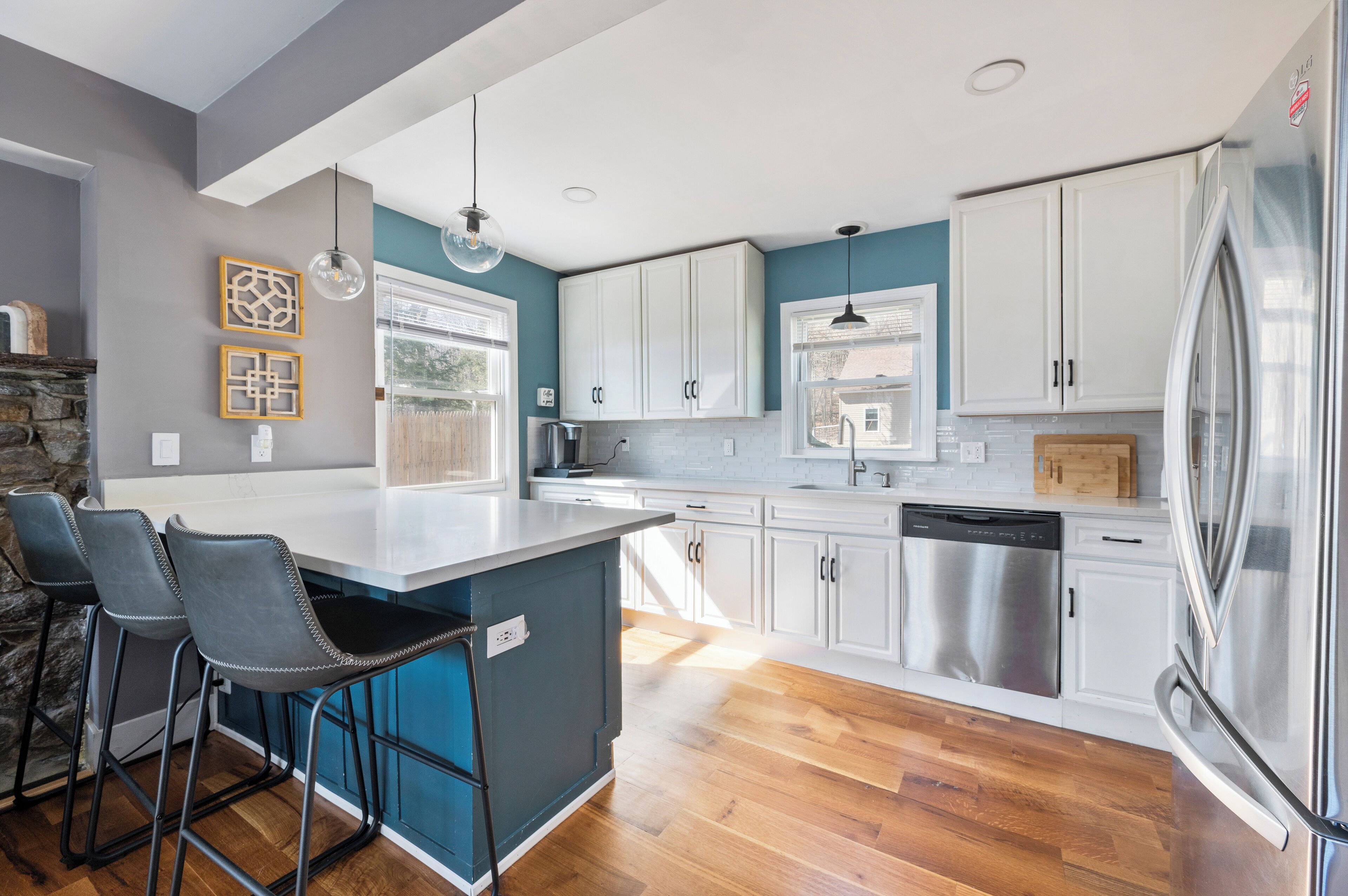 Kjøleskap, mikrobølgeovn, ovn og kokeplater