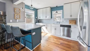 Kjøleskap, mikrobølgeovn, ovn og kokeplater