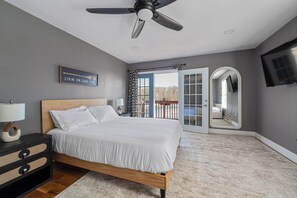 4 bedrooms, desk, iron/ironing board, free WiFi